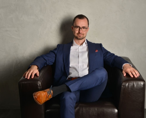 Sicherlich! Hier ist eine beschreibende Zusammenfassung für Ihr Szenario, die als Aufforderung oder visuelle Referenz verwendet werden kann: --- Callboy Alexander sitzt selbstbewusst in einem dunklen Ledersessel vor einer schlichten grauen Wand. Er ist tadellos gekleidet in einen scharfen blauen Anzug, gepaart mit einem strahlend weißen Hemd und polierten braunen Schuhen. Ein Bein ruht elegant über dem anderen, während seine Arme bequem an den Seiten des Sessels verschränkt sind und entspanntes Selbstvertrauen und souveräne Gelassenheit ausstrahlen. Wenn Sie diese Vorlage weiter bearbeiten möchten (für Kunst/Fotografie oder erzählende Prosa), lassen Sie mich Ihren bevorzugten Stil wissen!.