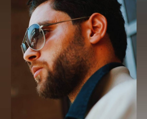 Es klingt, als würden Sie ein stilvolles Porträt oder ein Foto im Paparazzi-Stil von Callboy Matteo beschreiben, das sich auf sein Aussehen und seine Kleidung konzentriert - ein Mann mit dunklen Haaren, einem Bart, einer Sonnenbrille und einer hellen Jacke, vor einem absichtlich unscharfen Hintergrund, um die Aufmerksamkeit auf ihn zu lenken. Wenn Sie mehr Informationen über Callboy Matteo oder weitere Details über das Bild benötigen (z. B. Kontext, Ort oder Stimmung), geben Sie dies bitte an!.