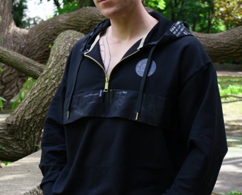 Es klingt, als würdest du eine Szene mit einem Callboy Dennis beschreiben. Wenn du möchtest, helfe ich dir, diese Beschreibung zu erweitern, sie in eine erzählende Prosa umzuwandeln oder basierend darauf Alternativtext für ein Bild zu erstellen! Teile mir mit, was du brauchst (z. B. einen Story-Ausschnitt, eine Bildunterschrift usw.).