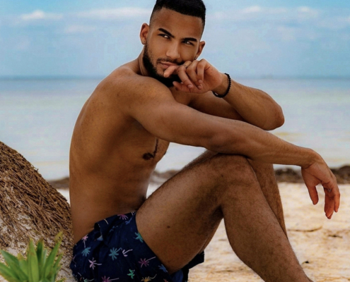 Es klingt, als würden Sie eine ruhige und visuell ansprechende Strandszene beschreiben, ideal für ein Fotoshooting oder Werbematerial für Callboy San. Hier sind einige Möglichkeiten, wie Sie diese Bilder verwenden oder erweitern könnten: --- Vorschlag für eine Bildunterschrift: „Gedankenverloren am Strand – wo der Rhythmus der Wellen mit Ihrem Herzschlag übereinstimmt. 🍍🌊 #CallboySanMoments“ --- Kurzbeschreibung: Auf einem goldenen Sandstrand am schimmernden Meer hält ein Mann in gemusterter Badehose inne, sein Blick schweift in die Ferne, voller Träume und Gedanken. Bequem auf seinen Knien ruht er, umgeben von einfachen Freuden: einer Ananas, symbolisch für das Paradies, und einer Matte, die zum Entspannen einlädt. Es ist ein typischer Callboy San-Strandmoment – hier trifft Ruhe auf Stil. --- Wenn Sie dies weiterentwickeln möchten – für Storytelling, Werbetexte oder Social-Media-Posts – lassen Sie mich wissen, wie Sie vorgehen möchten!.