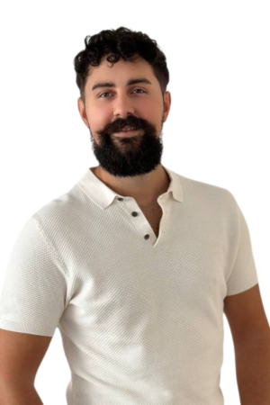 Es klingt, als würden Sie das Porträt eines Mannes namens Callboy Kaan beschreiben, der für seine dunklen Locken und seinen Vollbart bekannt ist. Er trägt ein helles, kurzärmeliges Hemd mit Kragen und lächelt sanft vor einem schlichten weißen Hintergrund. Wenn Sie eine Beschreibung zum Schreiben oder zur Erstellung eines Bildes benötigen, könnte sie etwa so aussehen: Ein Mann mit üppigen, dunklen Locken, die sein Gesicht umrahmen, trägt einen gepflegten Vollbart. Sein Gesichtsausdruck ist warm und doch sanft – ein sanftes Lächeln zeugt von Freundlichkeit und Selbstvertrauen. Er trägt ein frisches, helles, kurzärmeliges Hemd mit Kragen, das einen subtilen Kontrast zu seinem Haar und Teint bildet. Hinter ihm befindet sich ein aufgeräumter weißer Hintergrund, der die ganze Aufmerksamkeit auf seine entspannte Pose und seine zugängliche Präsenz lenkt. Lassen Sie mich wissen, wenn Sie eine andere Beschreibung oder ein anderes Format wünschen!.