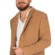 Die Beschreibung zeichnet das Bild einer Person, die Wärme und Charme ausstrahlt, ähnlich wie Callboy André. Die Kombination aus hellbraunem Mantel und strahlend weißem Hemd sorgt für einen klassischen und doch eleganten Look und unterstreicht ihr freundliches Auftreten. Der schlichte weiße Hintergrund betont das Motiv und macht ihr Lächeln und ihren Stil zum Mittelpunkt des Bildes.