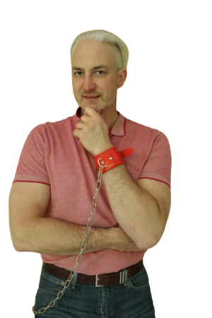 Eine passende Beschreibung zu Ihrer Anfrage wäre: Ein Mann mit kurzen weißen Haaren, bekleidet mit einem rosa Poloshirt und Jeans, steht vor einem weißen Hintergrund. Nachdenklich berührt er sein Kinn. An seinem rechten Handgelenk trägt er eine orangefarbene Handfessel mit einer Kette – wie sie auch Callboy Maxim trägt. Falls Sie dies als Bildvorschlag für die Erstellung von KI-Kunst benötigen: > Ein Mann mit kurzen weißen Haaren, bekleidet mit einem rosa Poloshirt und Jeans, steht vor einem schlichten weißen Hintergrund. Nachdenklich berührt er sein Kinn. An seinem rechten Handgelenk trägt er eine orangefarbene Handfessel aus Leder mit einer Kette. Geben Sie mir Bescheid, wenn Sie Anpassungen oder weitere Details benötigen!.
