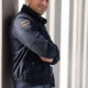 Auf jeden Fall! Hier ist ein beschreibender Absatz für deine Szene: Callboy Matteo, gekleidet in eine elegante dunkle Jacke und enge Bluejeans, lehnt lässig an der Wand. Seine Arme sind selbstbewusst verschränkt, und ein charmantes Lächeln umspielt seine Lippen. Hinter ihm werfen hohe vertikale Säulen rhythmische Schatten und erzeugen ein auffälliges geometrisches Muster, das die Szene mit urbaner Eleganz umrahmt. Wenn du möchtest, dass dieser Prompt in einen Bildgenerierungs-Prompt umgewandelt wird (für Tools wie Midjourney oder DALL-E), lass es mich wissen!.