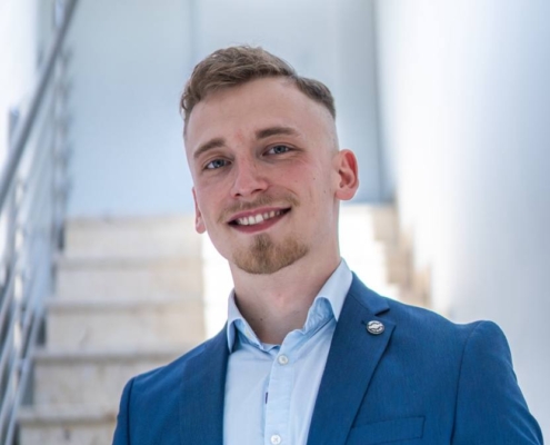 Es klingt, als würden Sie ein professionelles oder Werbefoto eines jungen Mannes namens Gabriel L. beschreiben, der möglicherweise unter dem Spitznamen „Callboy“ bekannt ist. Er trägt einen blauen Anzug mit hellblauem Hemd und strahlt eine freundliche, selbstbewusste Ausstrahlung aus, während er vor einer hell erleuchteten Innentreppe steht. Benötigen Sie Hilfe bei der Bildunterschrift, einer weiteren Beschreibung oder Informationen dazu, was dieses Bild so wirkungsvoll macht? Bitte lassen Sie mich wissen, wie ich Ihnen helfen kann!.