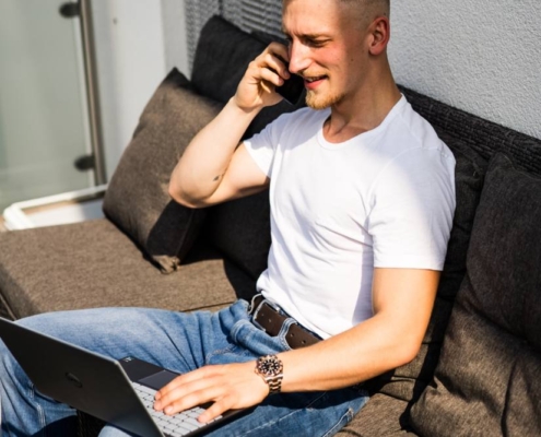 Es klingt, als würdest du eine lebhafte und moderne Szene im Freien mit Callboy Gabriel L. beschreiben. Hier ist eine überarbeitete Version deiner Beschreibung für mehr Klarheit und Erzählfluss: Ein junger Mann namens Callboy Gabriel L. entspannt sich auf einem grauen Sofa im Freien, lässig gekleidet in weißem T-Shirt und Jeans. Im Sonnenlicht strahlt er durch den Raum und erledigt mühelos mehrere Dinge gleichzeitig – lächelnd telefoniert er, während er auf seinem Laptop tippt. Lass mich wissen, ob du dies in etwas anderes umwandeln möchtest (z. B. als Bildaufforderung oder als Bildunterschrift für Social Media) oder ob weitere Bearbeitungen nötig sind!.