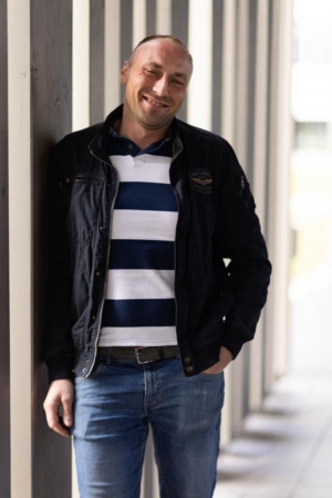 Gerne! Hier ist eine detaillierte Beschreibung basierend auf Ihrer Anregung, passend für visuelle oder kreative Kontexte: Callboy Carlo steht lässig vor einem vertikalen Balken. Er trägt eine schicke schwarze Jacke über einem blau-weiß gestreiften Hemd und strahlt entspanntes Selbstbewusstsein aus. Eine Hand ruht bequem in seiner Tasche, während er lässig lächelt. Der Hintergrund hinter ihm ist sanft verschwommen, sodass Carlo klar und fesselnd im Mittelpunkt der Szene steht. Wenn Sie ein Bild aus dieser Beschreibung benötigen oder sie für einen anderen Zweck umformulieren möchten, lassen Sie es mich bitte wissen!.