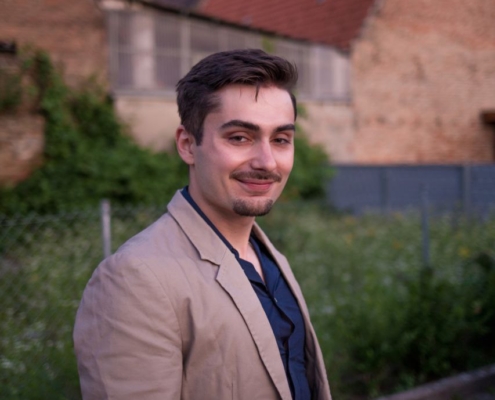 Es klingt, als würden Sie ein gut komponiertes, offenes Foto eines jungen Mannes beschreiben. Lassen Sie mich wissen, wie ich Ihnen bei dieser Beschreibung weiterhelfen kann! Möchten Sie Hilfe bei der Erstellung eines Bildes auf der Grundlage dieser Aufforderung, beim Schreiben eines Charakterprofils oder bei etwas anderem?.