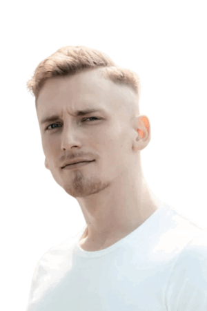 Es klingt, als würden Sie das Porträt eines jungen Mannes namens Dany beschreiben, das aufgrund seines selbstbewussten Gesichtsausdrucks und des schlichten, klaren Hintergrunds möglicherweise für Werbe- oder berufliche Zwecke verwendet wird. Falls Sie Hilfe beim Verfassen einer ausführlicheren Beschreibung für sein Profil oder seine Biografie benötigen, finden Sie hier ein Beispiel: --- Ein junger Mann steht selbstbewusst vor einem schlichten weißen Hintergrund. Sein kurzes, helles Haar ist ordentlich frisiert und wird von einem gepflegten Bart ergänzt. Danys direkter Blick in die Kamera strahlt Selbstsicherheit und Zugänglichkeit aus. In seinem klassischen weißen T-Shirt pflegt er einen mühelos lässigen Look, der seinen modernen Stil unterstreicht. --- Lassen Sie mich wissen, wenn Sie den Ton anpassen oder weitere Details hinzufügen möchten!.