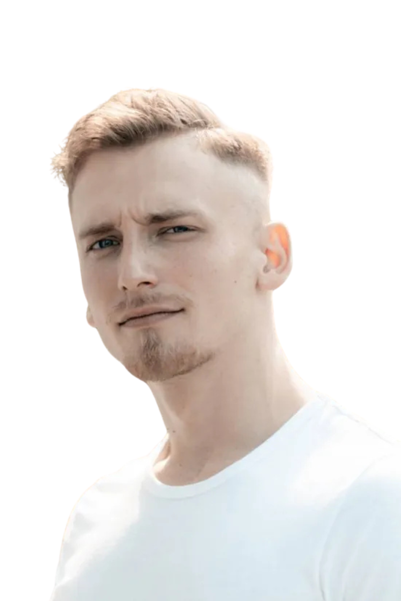 Es klingt, als würden Sie das Porträt eines jungen Mannes namens Dany beschreiben, das aufgrund seines selbstbewussten Gesichtsausdrucks und des schlichten, klaren Hintergrunds möglicherweise für Werbe- oder berufliche Zwecke verwendet wird. Falls Sie Hilfe beim Verfassen einer ausführlicheren Beschreibung für sein Profil oder seine Biografie benötigen, finden Sie hier ein Beispiel: --- Ein junger Mann steht selbstbewusst vor einem schlichten weißen Hintergrund. Sein kurzes, helles Haar ist ordentlich frisiert und wird von einem gepflegten Bart ergänzt. Danys direkter Blick in die Kamera strahlt Selbstsicherheit und Zugänglichkeit aus. In seinem klassischen weißen T-Shirt pflegt er einen mühelos lässigen Look, der seinen modernen Stil unterstreicht. --- Lassen Sie mich wissen, wenn Sie den Ton anpassen oder weitere Details hinzufügen möchten!.