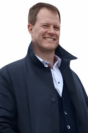 Es klingt, als würden Sie ein Bild von "Callboy Tom" beschreiben. Wenn Sie eine genauere Beschreibung dieser Szene benötigen, finden Sie hier eine anschaulichere Beschreibung: Ein Mann, der als Callboy Tom bekannt ist, steht selbstbewusst vor einem strahlend weißen Hintergrund. Er strahlt ein freundliches, einladendes Lächeln aus, das sein Gesicht erhellt. Er ist elegant gekleidet: Über seinem frischen weißen Hemd und der maßgeschneiderten dunklen Weste trägt er einen eleganten dunklen Mantel, der ihm einen Hauch von polierter Raffinesse verleiht. Seine Hände liegen lässig an der Seite oder stecken in den Taschen seines Mantels, was sein entspanntes und zugängliches Auftreten noch unterstreicht. Wenn Sie einen anderen Wunsch haben, z. B. dass diese Beschreibung für andere Zwecke umgeschrieben werden soll (Erzählung, Charakterprofil usw.), oder wenn Sie wissen möchten, wie Sie ein solches Bild mit KI-Tools erstellen können, lassen Sie es mich bitte wissen!.