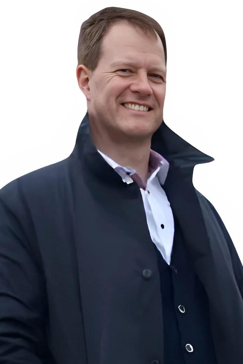 Es klingt, als würden Sie ein Bild von "Callboy Tom" beschreiben. Wenn Sie eine genauere Beschreibung dieser Szene benötigen, finden Sie hier eine anschaulichere Beschreibung: Ein Mann, der als Callboy Tom bekannt ist, steht selbstbewusst vor einem strahlend weißen Hintergrund. Er strahlt ein freundliches, einladendes Lächeln aus, das sein Gesicht erhellt. Er ist elegant gekleidet: Über seinem frischen weißen Hemd und der maßgeschneiderten dunklen Weste trägt er einen eleganten dunklen Mantel, der ihm einen Hauch von polierter Raffinesse verleiht. Seine Hände liegen lässig an der Seite oder stecken in den Taschen seines Mantels, was sein entspanntes und zugängliches Auftreten noch unterstreicht. Wenn Sie einen anderen Wunsch haben, z. B. dass diese Beschreibung für andere Zwecke umgeschrieben werden soll (Erzählung, Charakterprofil usw.), oder wenn Sie wissen möchten, wie Sie ein solches Bild mit KI-Tools erstellen können, lassen Sie es mich bitte wissen!.