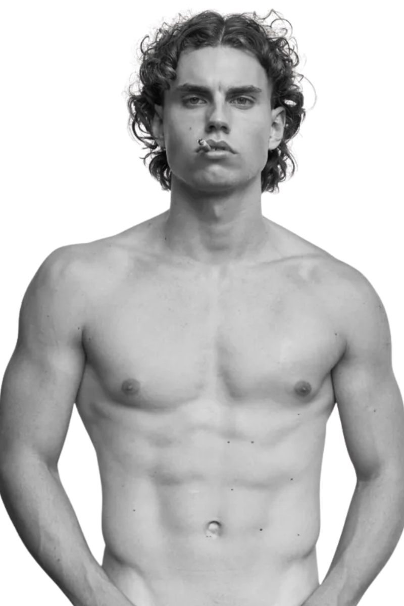 Es klingt, als würden Sie ein Schwarz-Weiß-Porträt eines jungen, selbstbewussten Mannes namens Callboy Alessio beschreiben. Er steht ohne Hemd vor einem schlichten weißen Hintergrund, hat lockiges Haar und einen neutralen Gesichtsausdruck, wobei er den Betrachter durch die Kamera direkt anspricht. Wenn Sie diese Beschreibung für eine Einleitung oder als Teil eines kreativen Textes verwenden möchten, finden Sie hier eine ausgefeilte Version: --- Ein junger Mann steht ohne Hemd vor einem schlichten weißen Hintergrund. Sein lockiges Haar umrahmt sein Gesicht, während er dem Blick der Kamera frontal begegnet und mit seinem neutralen Gesichtsausdruck Vertrauen ausstrahlt. Das Schwarz-Weiß-Bild unterstreicht die markante Präsenz von Callboy Alessio und fängt sowohl seinen Körperbau als auch sein selbstbewusstes Auftreten ein. --- Lassen Sie mich wissen, wenn Sie Hilfe bei der Erweiterung oder der Anpassung für einen anderen Zweck benötigen!.