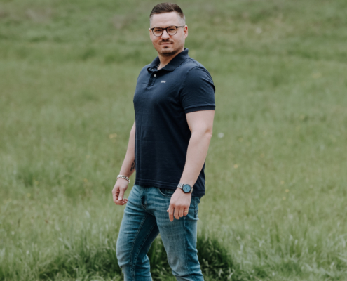 Es klingt, als würden Sie eine friedliche, alltägliche Parkszene detailliert beschreiben: ein Mann mit Brille, lässig gekleidet in ein marineblaues Polohemd und Jeans, der ruhig auf einem Weg inmitten der Natur steht. Ihre Erwähnung von "Callboy Sören" könnte sich auf eine Internetpersönlichkeit oder ein Meme beziehen, das für entspannte, alltägliche Szenen bekannt ist - vielleicht fangen Sie damit einen unaufdringlichen Charme oder einen kleinen Moment aus dem Leben ein. Wenn Sie diese Beschreibung fortsetzen möchten, um beispielsweise mehr über die Umgebung, die Gefühle des Mannes oder seine Hintergrundgeschichte zu erfahren, helfe ich Ihnen gerne bei der Ausarbeitung! Wenn Sie etwas Bestimmtes suchen (wie z. B. die Umsetzung in kreatives Schreiben oder die Generierung von Ideen für Kunst/Fotografie), lassen Sie mich einfach Ihr Ziel wissen.