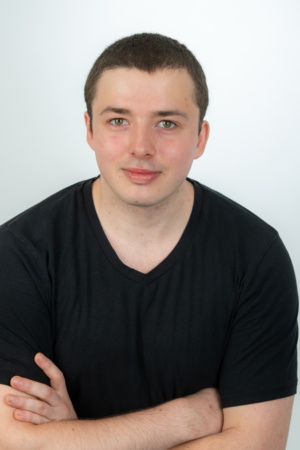 Es klingt, als würden Sie ein Porträt oder Werbefoto eines jungen Mannes namens Alessio beschreiben, der als Callboy arbeitet. Er hat kurzes braunes Haar und helle Haut, trägt ein schwarzes T-Shirt mit V-Ausschnitt und sitzt mit verschränkten Armen und einem sanften Lächeln vor einem schlichten weißen Hintergrund. Wenn Sie Hilfe bei der Verbesserung Ihrer Beschreibung wünschen oder Unterstützung bei etwas benötigen, das mit diesem Szenario zusammenhängt (z. B. beim Schreiben einer Einleitung, beim Erstellen von Charakterhintergründen oder bei der detaillierten Beschreibung der Szene als Kunstreferenz), lassen Sie mich bitte wissen, wie ich helfen kann!.