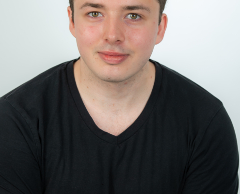 Es klingt, als würden Sie ein Porträt oder Werbefoto eines jungen Mannes namens Alessio beschreiben, der als Callboy arbeitet. Er hat kurzes braunes Haar und helle Haut, trägt ein schwarzes T-Shirt mit V-Ausschnitt und sitzt mit verschränkten Armen und einem sanften Lächeln vor einem schlichten weißen Hintergrund. Wenn Sie Hilfe bei der Verbesserung Ihrer Beschreibung wünschen oder Unterstützung bei etwas benötigen, das mit diesem Szenario zusammenhängt (z. B. beim Schreiben einer Einleitung, beim Erstellen von Charakterhintergründen oder bei der detaillierten Beschreibung der Szene als Kunstreferenz), lassen Sie mich bitte wissen, wie ich helfen kann!.